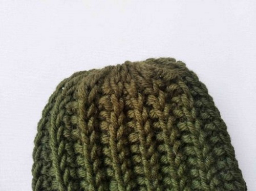 Volumetrisches Gummiband mit Stricknadeln. Strickmuster für Mütze, Pullover, Socken, Snood im Kreis