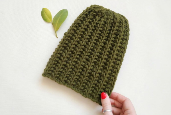 Volumetrisches Gummiband mit Stricknadeln. Strickmuster für Mütze, Pullover, Socken, Snood im Kreis