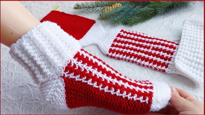 Volumetrisches Gummiband mit Stricknadeln. Strickmuster für Mütze, Pullover, Socken, Snood im Kreis