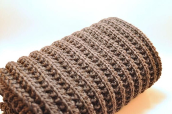 Volumetrisches Gummiband mit Stricknadeln. Strickmuster für Mütze, Pullover, Socken, Snood im Kreis