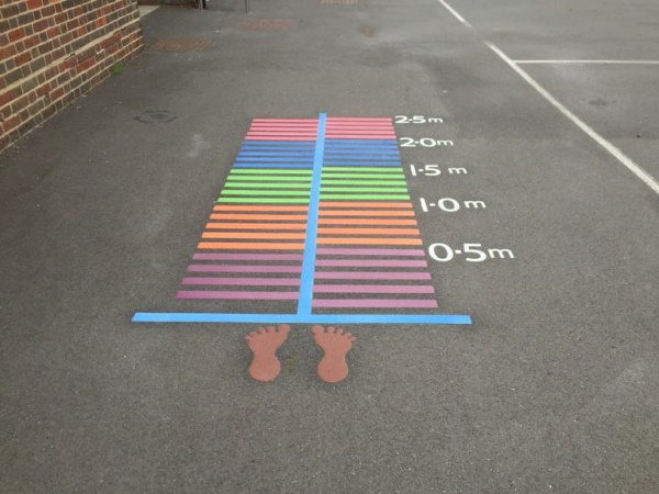 Zeichnungen auf Asphalt mit Kreide sind schön, einfach Schritt für Schritt