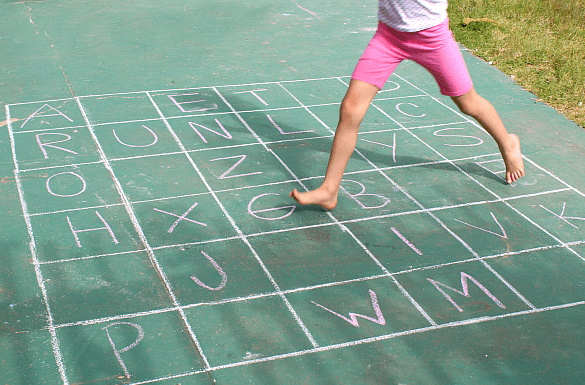Zeichnungen auf Asphalt mit Kreide sind schön, einfach Schritt für Schritt