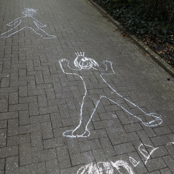 Zeichnungen auf Asphalt mit Kreide sind schön, einfach Schritt für Schritt