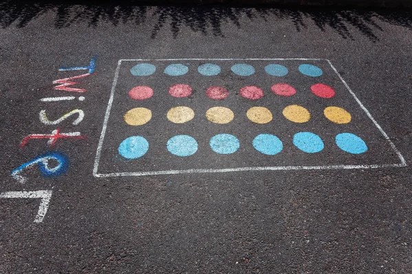 Zeichnungen auf Asphalt mit Kreide sind schön, einfach Schritt für Schritt