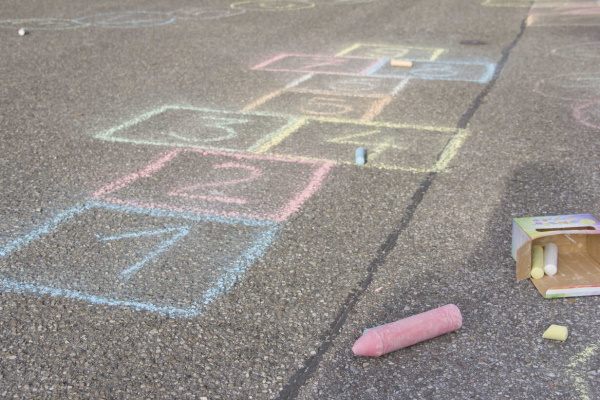 Zeichnungen auf Asphalt mit Kreide sind schön, einfach Schritt für Schritt