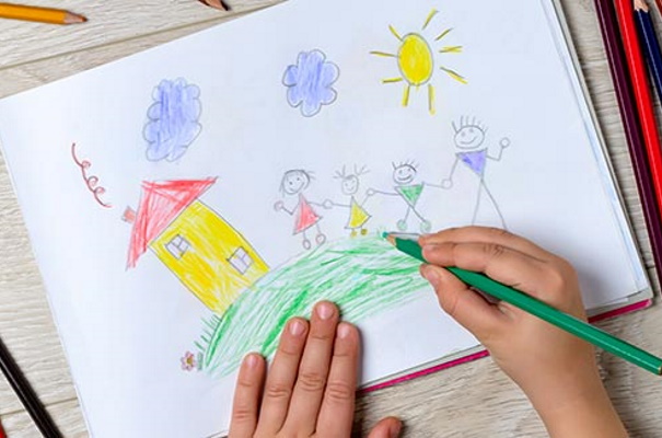 Zeichnung einer Familie von 3-4-5 Personen für ein Kind mit Bleistift