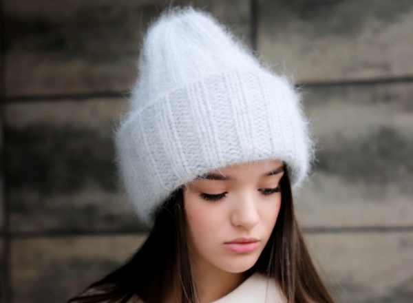 Angoramützen für Damen gestrickt. Beschreibung, Strickmuster