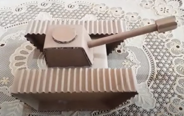 DIY-Papptank. Schnittmuster mit Größenangaben für Anfänger