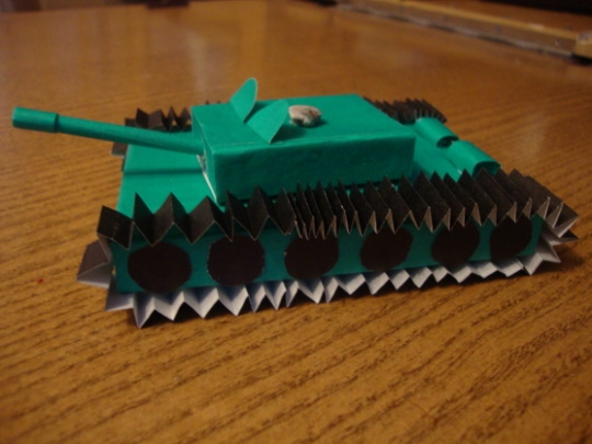 DIY-Papptank. Schnittmuster mit Größenangaben für Anfänger