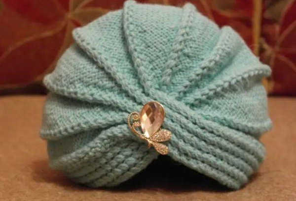 Gehäkelter Turban. Muster und Beschreibung für Anfänger üppig aus Plüsch, dünnem, dickem Garn, Mohair