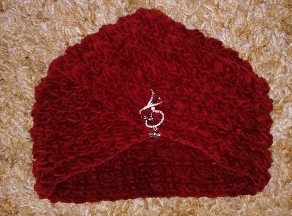 Gehäkelter Turban. Muster und Beschreibung für Anfänger üppig aus Plüsch, dünnem, dickem Garn, Mohair