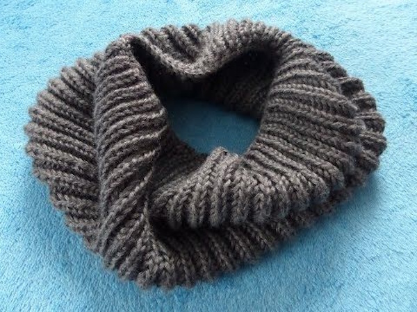 Mit Nadeln gestrickter Damen-Schlauchschal. Maße, Diagramme, Beschreibung