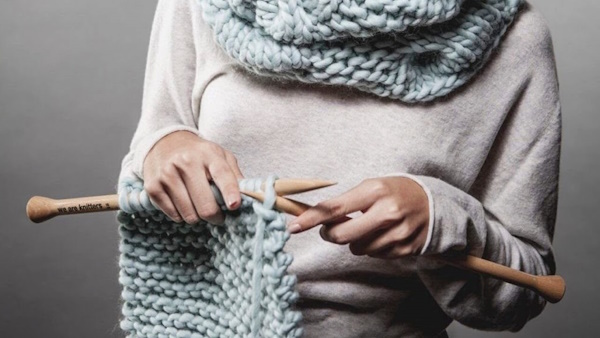 Mit Nadeln gestrickter Damen-Schlauchschal. Maße, Diagramme, Beschreibung