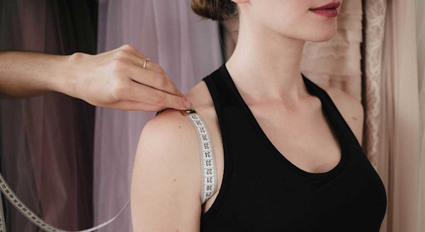 Armlochbreite. Wie man misst, berechnet, Tabelle für Frauen, Kinder, Männer nach Alter, Formel