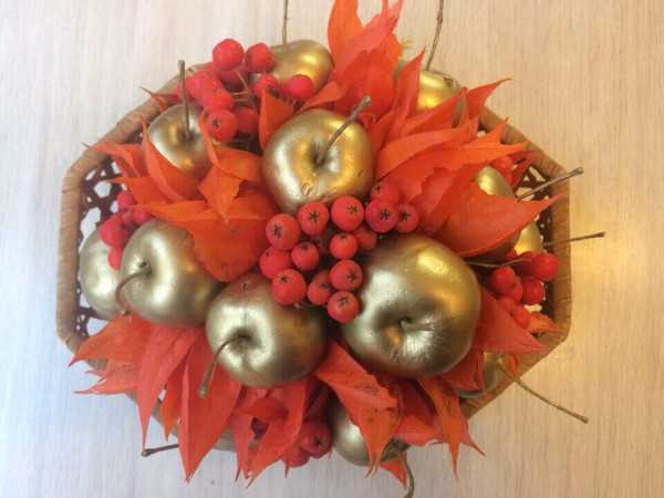 Ekibana Herbst mit eigenen Händen aus Naturmaterial