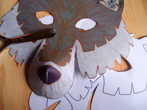 Wolfsmaske aus Papier und Pappe. Wie macht man