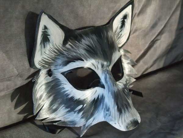 Wolfsmaske aus Papier und Pappe. Wie macht man