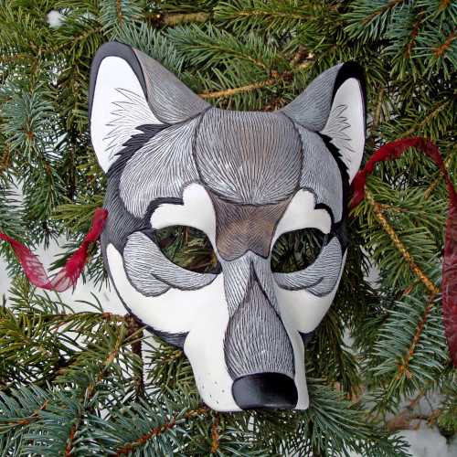 Wolfsmaske aus Papier und Pappe. Wie macht man