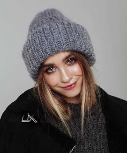 Damen-Wintermütze aus Strick für ein rundes Gesicht. Foto