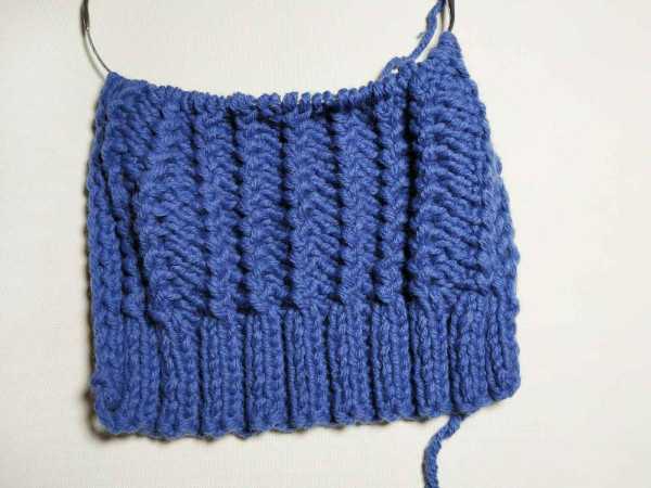 Mütze mit französischen elastischen Stricknadeln. Strickmuster in Runden mit Umschlag, Muster