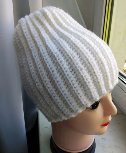 Mütze mit französischen elastischen Stricknadeln. Strickmuster in Runden mit Umschlag, Muster