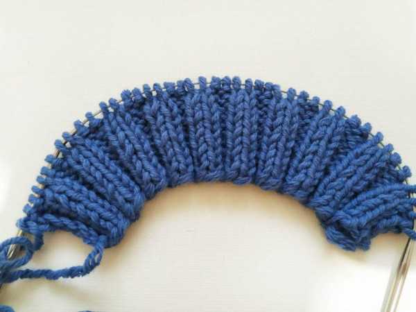 Mütze mit französischen elastischen Stricknadeln. Strickmuster in Runden mit Umschlag, Muster