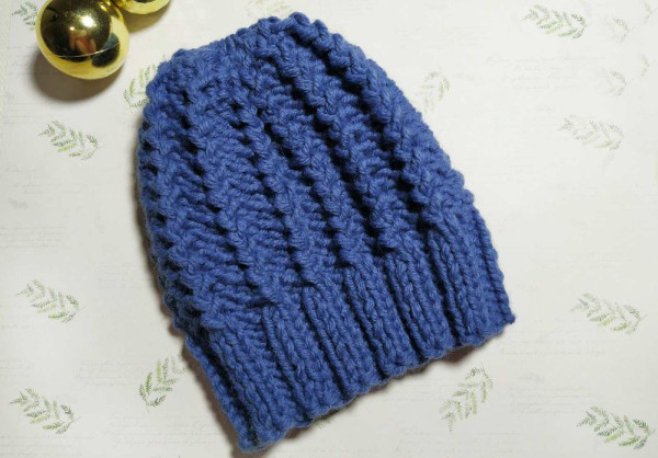 Mütze mit französischen elastischen Stricknadeln. Strickmuster in Runden mit Umschlag, Muster