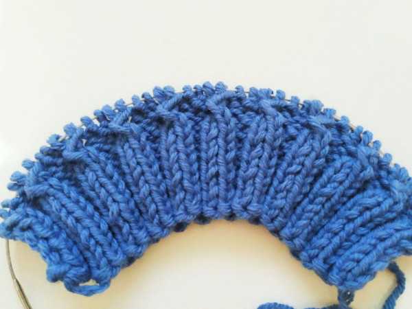 Mütze mit französischen elastischen Stricknadeln. Strickmuster in Runden mit Umschlag, Muster