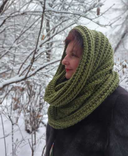 Mütze mit französischen elastischen Stricknadeln. Strickmuster in Runden mit Umschlag, Muster