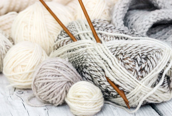 Mütze mit französischen elastischen Stricknadeln. Strickmuster in Runden mit Umschlag, Muster