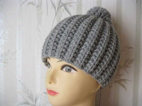Mütze mit französischen elastischen Stricknadeln. Strickmuster in Runden mit Umschlag, Muster