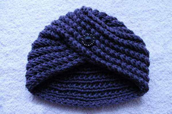 Mütze mit französischen elastischen Stricknadeln. Strickmuster in Runden mit Umschlag, Muster