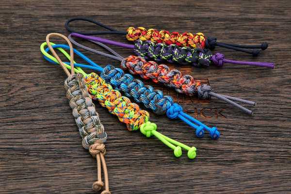 Paracord-Lanyard. Messerwebmuster, mit Perle, Schlange