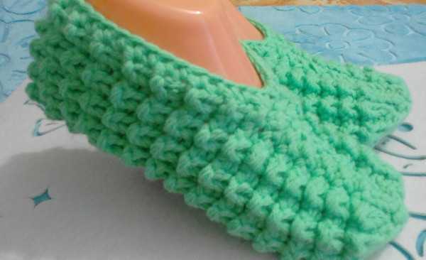 Stricknadeln mit Maismuster. Muster zum Stricken einer Baskenmütze, Stiefeletten, Socken, Mütze