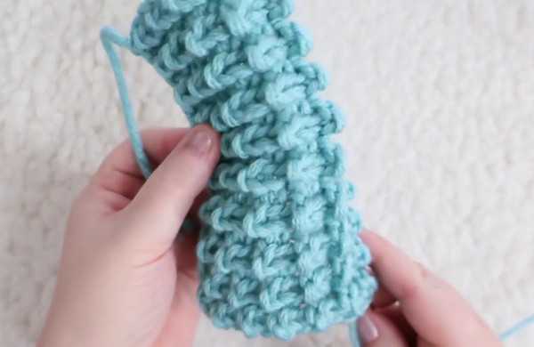 Stricknadeln mit Maismuster. Muster zum Stricken einer Baskenmütze, Stiefeletten, Socken, Mütze