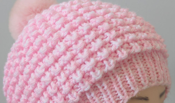 Stricknadeln mit Maismuster. Muster zum Stricken einer Baskenmütze, Stiefeletten, Socken, Mütze