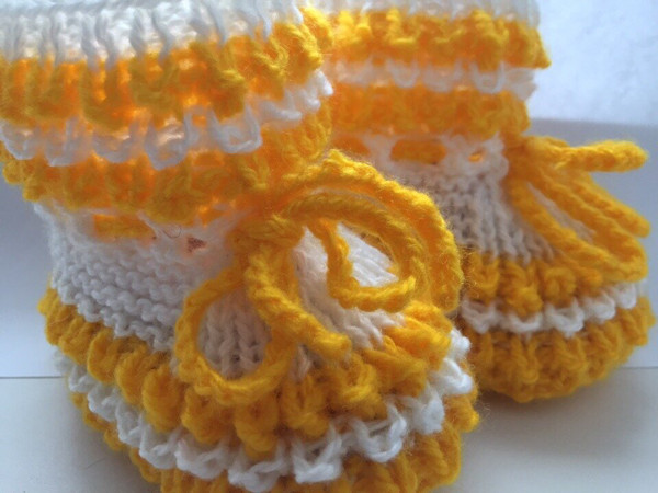 Stricknadeln mit Maismuster. Muster zum Stricken einer Baskenmütze, Stiefeletten, Socken, Mütze