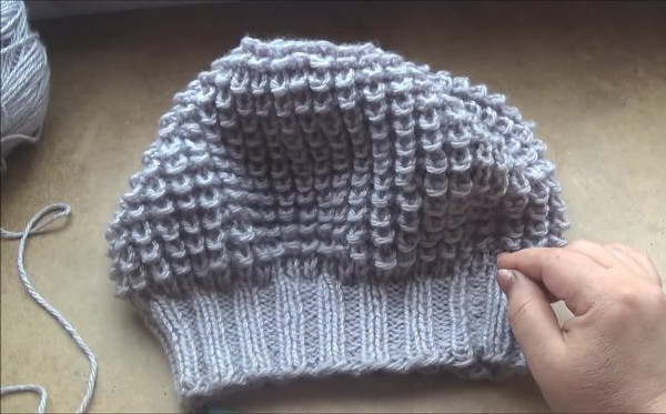 Stricknadeln mit Maismuster. Muster zum Stricken einer Baskenmütze, Stiefeletten, Socken, Mütze