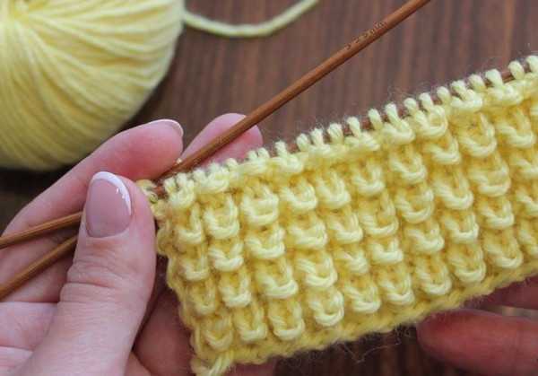 Stricknadeln mit Maismuster. Muster zum Stricken einer Baskenmütze, Stiefeletten, Socken, Mütze