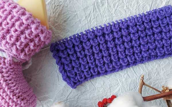 Stricknadeln mit Maismuster. Muster zum Stricken einer Baskenmütze, Stiefeletten, Socken, Mütze