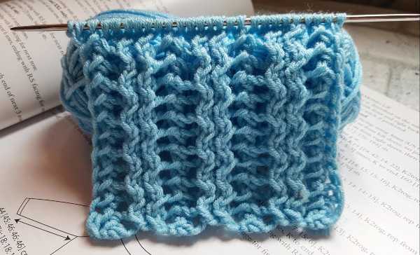 Stricknadeln mit Schlangenmuster. Schema, Foto, Beschreibung
