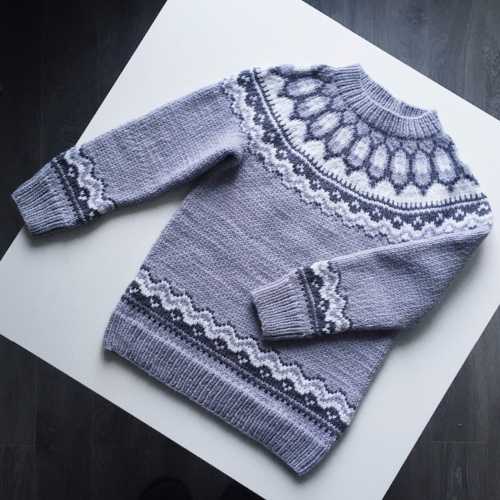 Von oben runde Passe gestrickt. Schnittmuster mit Diagrammen, Beschreibungen für Damen, Kinder
