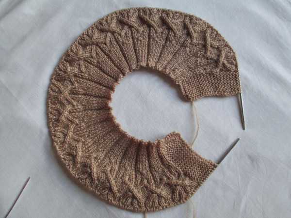 Von oben runde Passe gestrickt. Schnittmuster mit Diagrammen, Beschreibungen für Damen, Kinder