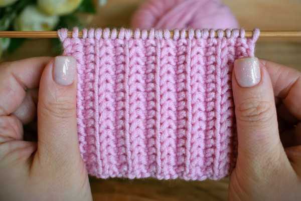 Polnisches elastisches Stricken. Strickanleitung, Schritt-für-Schritt-Beschreibung im Kreis
