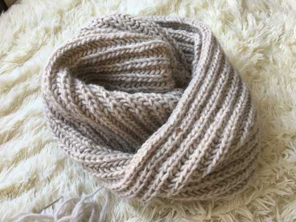 Polnisches elastisches Stricken. Strickanleitung, Schritt-für-Schritt-Beschreibung im Kreis