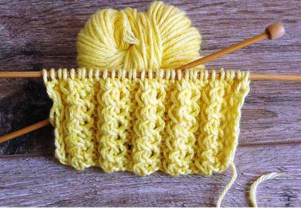 Reliefelastisches Stricken. Strickmuster im Kreis für Mütze, Pullover, Strickjacke