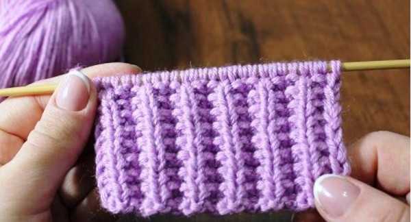 Reliefelastisches Stricken. Strickmuster im Kreis für Mütze, Pullover, Strickjacke