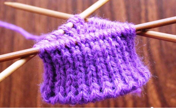 Reliefelastisches Stricken. Strickmuster im Kreis für Mütze, Pullover, Strickjacke