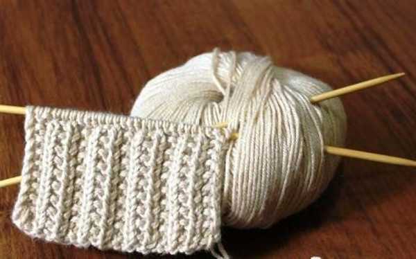 Reliefelastisches Stricken. Strickmuster im Kreis für Mütze, Pullover, Strickjacke