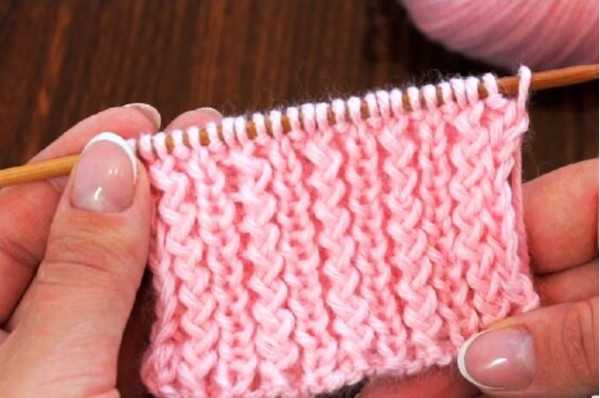 Reliefelastisches Stricken. Strickmuster im Kreis für Mütze, Pullover, Strickjacke